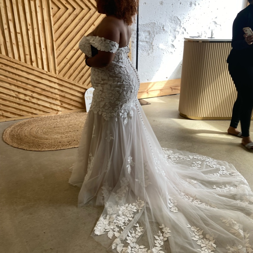 White Off-the-Shoulder Sleeveless Wedding Gown